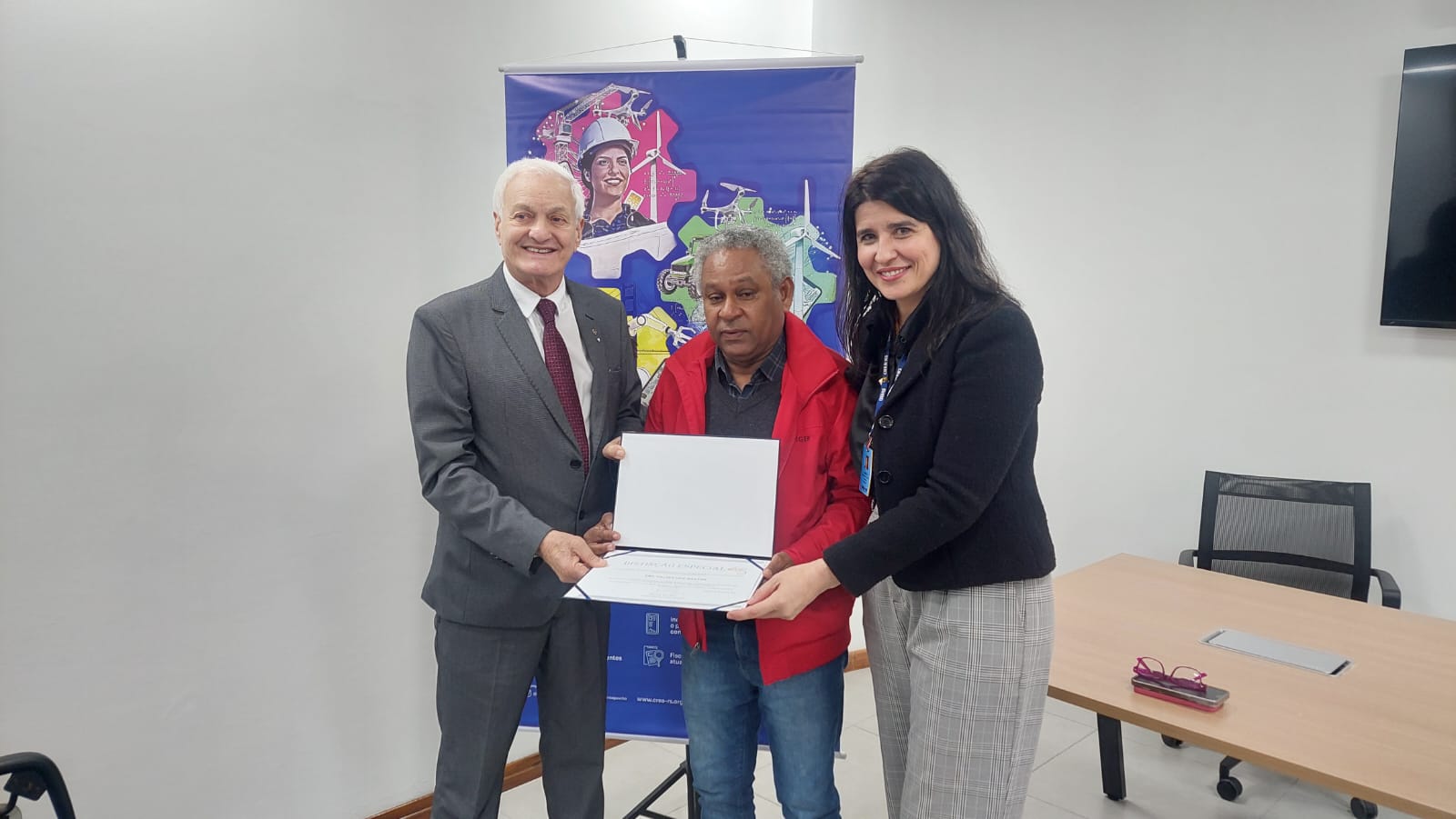 O Engenheiro Eletricista Valter Luiz Martins recebeu uma distinção pelos serviços prestados à frente da Inspetoria de Alegrete